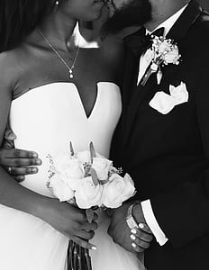 couple kissing on weeding day thumbnail