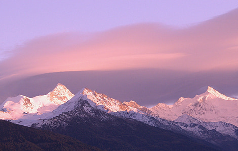 view of snow-covered mountain summits thumbnail