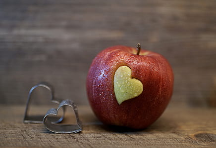 apple on table thumbnail