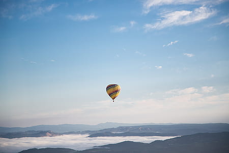 hot air balloon under blue sky thumbnail