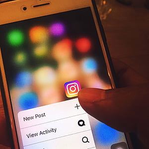 person about to tap Instagram icon thumbnail
