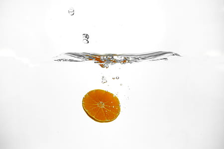 sliced yellow lime in underwater wallpaper thumbnail