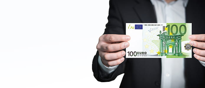 person holding 100 Euro banknote thumbnail