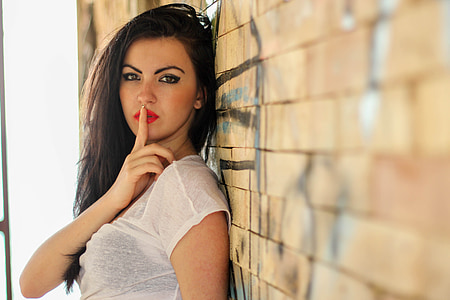 woman wearing white scoop-neck t-shirt thumbnail