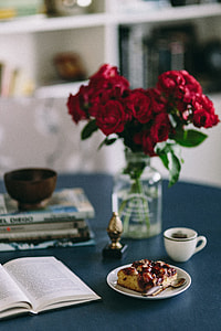 Red roses, cake nad Apple iPhone 6 thumbnail