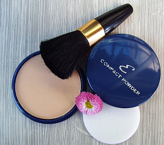makeup brush on makeup palette thumbnail