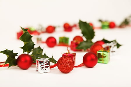 red holyberries centerpiece thumbnail