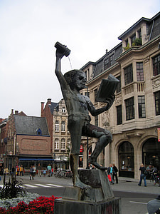 Fonske Statue in Leuven, Belgium thumbnail