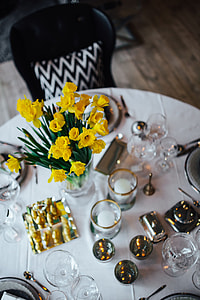 Table decorations with golden motifs thumbnail