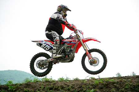 man riding dirtbike thumbnail