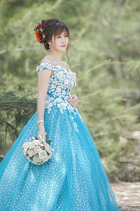 woman holding bouquet of flowers thumbnail