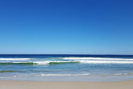 sea waves near shore during daytime thumbnail