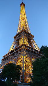 Eiffel Tower, Paris under blue skies thumbnail