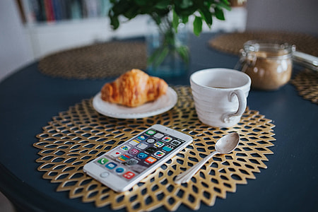 Round breakfast table with white flowers and golden coffee mats thumbnail