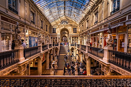 mall with lots of people thumbnail