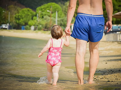 man walking in beach with a girl thumbnail