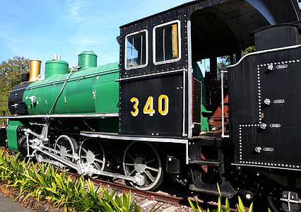 green and black 340 train thumbnail