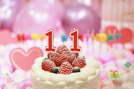 strawberries on fondant cake thumbnail
