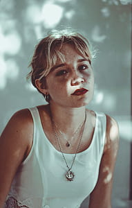 woman standing near wall thumbnail