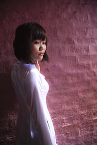 woman leaning on wall thumbnail
