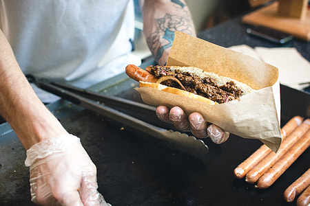 Hot dog in hands thumbnail