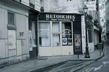 Retouches store duringdaytime thumbnail