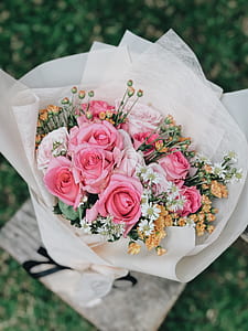 bouquet of pin and white roses thumbnail