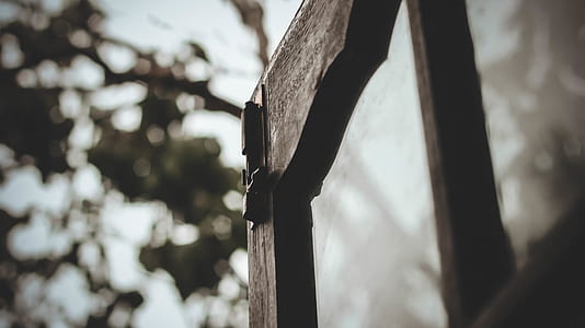 shallow focus photography of brown wooden frame thumbnail