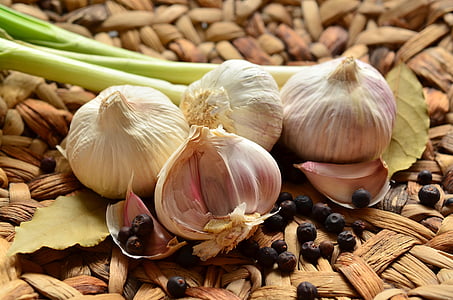 bulb of garlics thumbnail