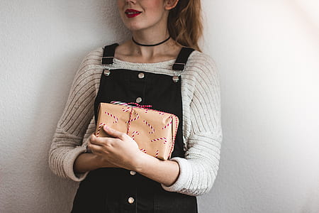 woman standing near wall thumbnail