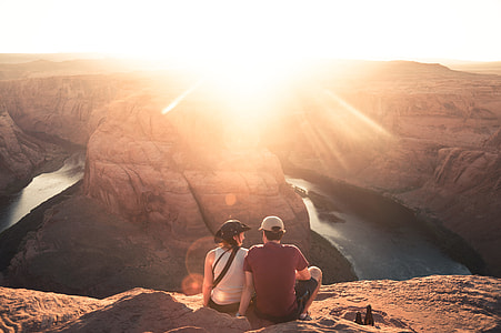 couple facing horseshoe bend\ thumbnail