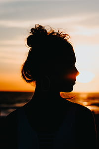 silhouette of woman in the shore thumbnail