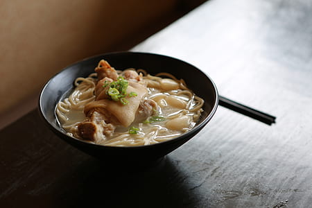 ramen in black bowl thumbnail