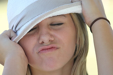 woman with pouty lips wearing white hat thumbnail