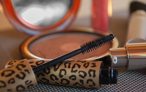 opened mascara container thumbnail