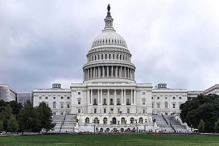 Looking at front of the US Capitol building and dome. thumbnail