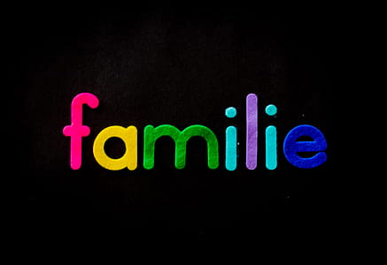 Familie Text on Black Background thumbnail