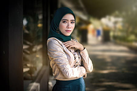 woman wearing white and black abaya dress thumbnail