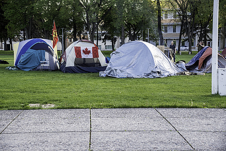 People protest camping on the lawn downtown in Winnipeg thumbnail