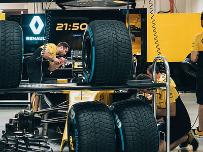 crew fixing F1 thumbnail