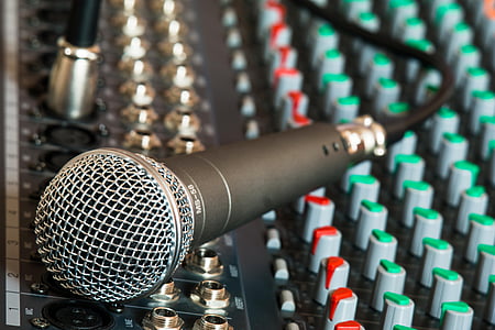 black corded dynamic microphone thumbnail