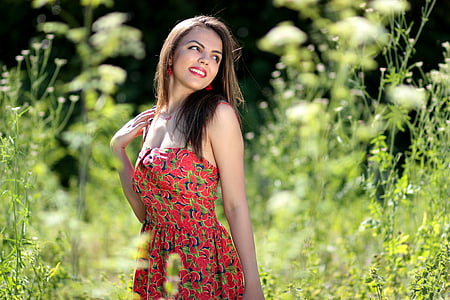 woman in red tube dress thumbnail