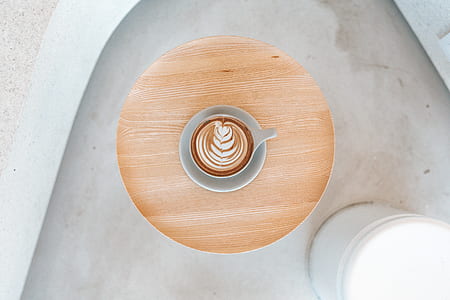 leaf design coffee latte on mug thumbnail