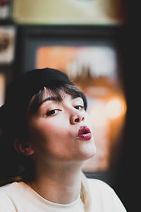 woman kissing the air thumbnail