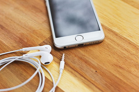 Silver Iphone 6 With White Apple Earpods thumbnail
