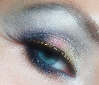woman's right eye thumbnail