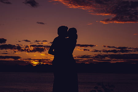 silhouette of man and woman kissing each other thumbnail