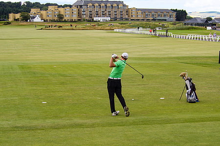 man playing golf thumbnail