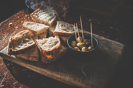 Bread and olives thumbnail