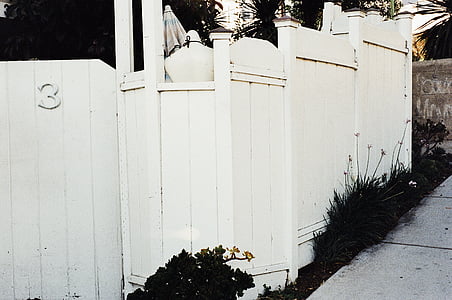 photo of white fences thumbnail